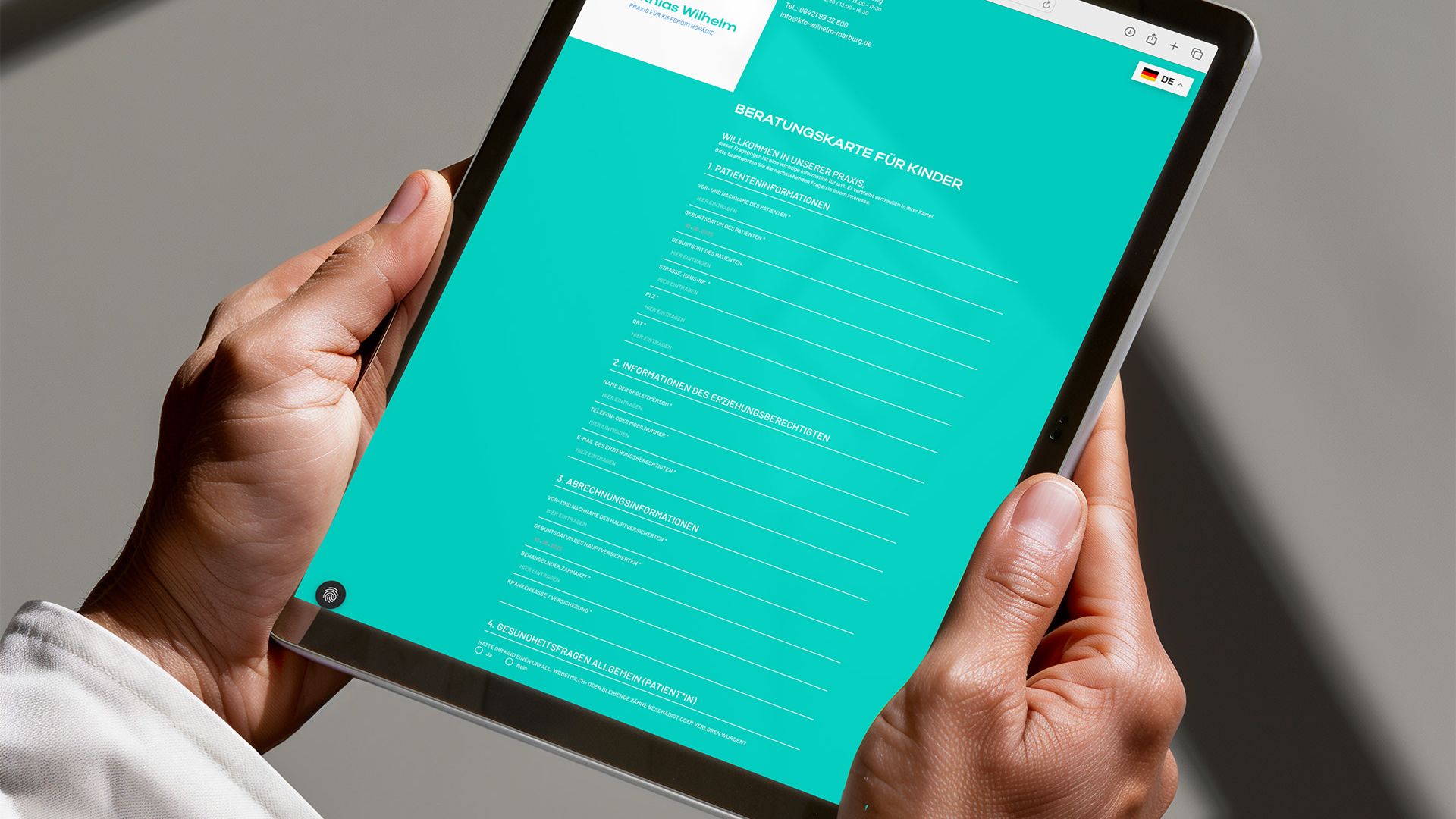 Mockup eines iPad, auf dem Display der digitale Patientenfragebogen von Matthias Wilhelm in den Händen einer Person