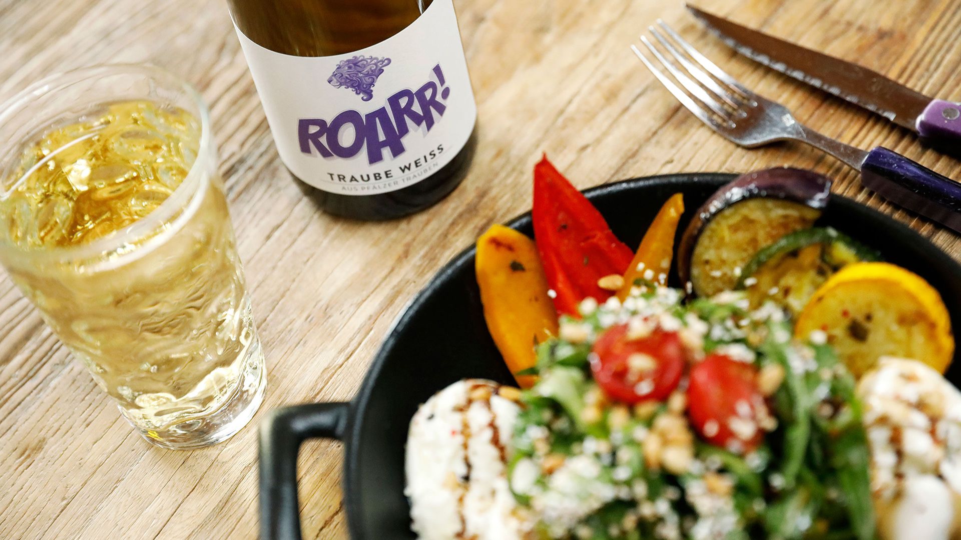 Eine Bowl steht auf dem Tisch, daneben ein Glas mit gekühltem Roarr! Traubensaft
