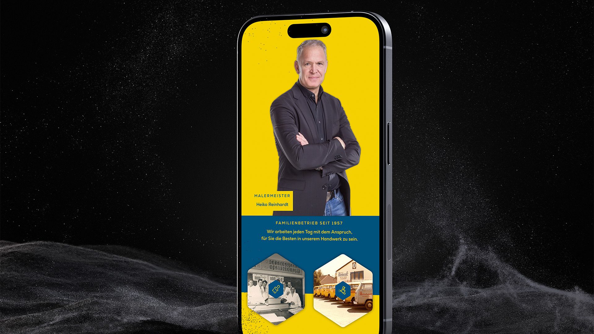 Mockup eines Mobile Device auf schwarzem Hintergrund, darauf ein Screenshot der Website