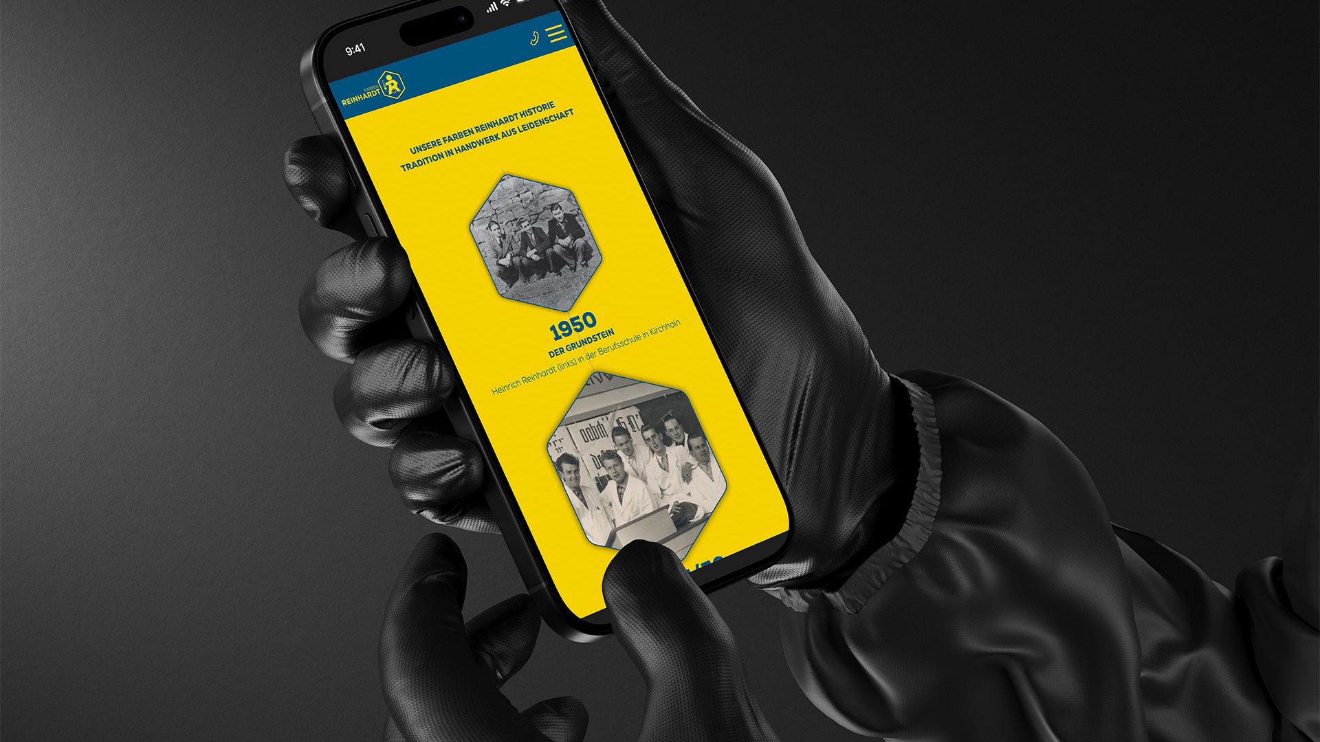 Mockup eines Mobile Device in der Hand eines Lackierer mit schwarzen Handschuhen, darauf ein Screenshot der Website