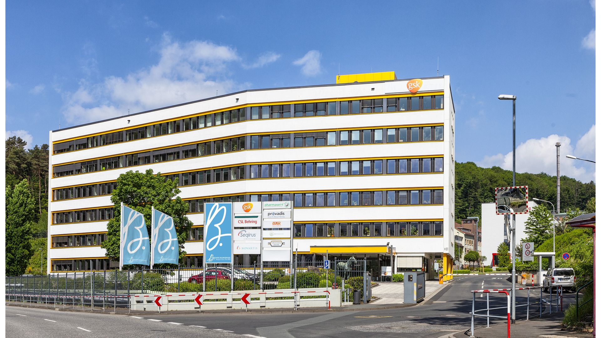 Mockup des Haupteingangs der Behringwerke Marburg mit Platzierungen des neuen Logos